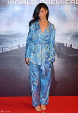 高清图：蕾哈娜连身装亮相《战舰》日本首映礼