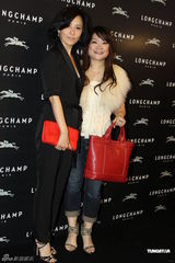 高清组图：刘嘉玲捞金秀金戒指 笑称梁朝伟表扬自己