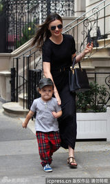 组图：米兰达带萌宝儿子出街 亲昵爱抚母爱满满
