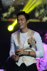 高清图：李敏镐北京曝私密档案 抛吻送拥抱