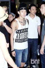 组图：朴宰范亮相时尚活动晒纹身 李相烨帅气