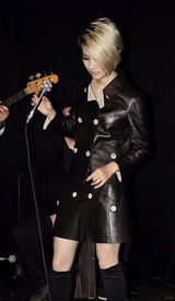 组图：尚雯婕献唱国际名牌 头排看秀总裁接待