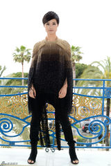 组图：李宇春戛纳再走红毯 8公斤礼服展中性风