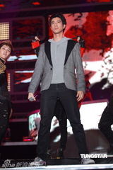 组图：王后驾到收官 谢霆锋李宇春孙燕姿热爆全场