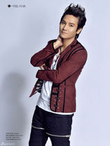 组图：丁子峻登杂志封面大展熟男魅力