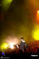 幻灯图：张惠妹成金曲奖大赢家 户外开唱心情靓