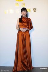 组图：周慧敏优雅亮相名流晚宴 穿长裙隐约秀美腿