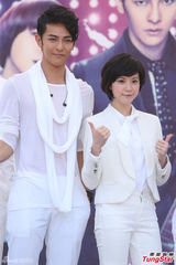 组图：汪东城蔡旻佑台北为电视原声带签唱