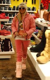 幻灯图集：帕丽斯-希尔顿可爱粉色装扮过新年