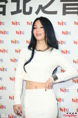 组图：张韶涵白裙露蛮腰 摸猛男胸肌自称很害羞