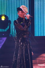 组图：张智霖个唱动情流泪 郭富城张柏芝助阵 