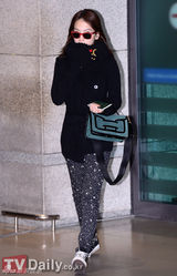 组图：众星结束金唱片返韩 具荷拉素颜SJ裹冬衣