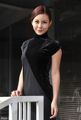 组图：马诺黑色短款旗袍秀修长美腿