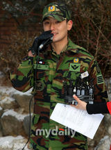 幻灯图集：原HOT成员安七炫退伍 身着迷彩服敬礼