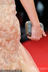 组图：娜奥米-瓦茨戛纳走秀 裸色纱裙妩媚动人