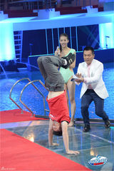 组图：《中国星跳跃》周韦彤青花瓷泳衣展风情