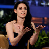 高清图：克里斯汀-斯图尔特上节目秀美腿表情多