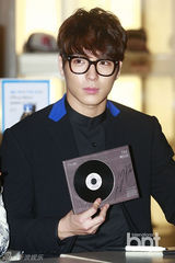 组图：FTISLAND圣诞造型出席新专辑签名会