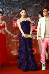 组图：施艳飞亮相上海电影节开幕红毯优雅端庄