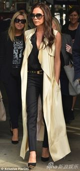 组图：贝嫂潮装现身车站 长衫飘舞女王范儿十足