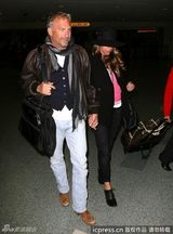 组图：凯文-科斯特纳抵达纽约 神情凝重满脸哀伤