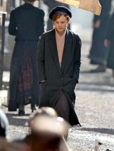 组图：凯特-温斯莱特接班人拍新片 演绎知性美