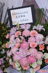 组图：胡瓜母亲告别式 张菲高凌风现身哀悼