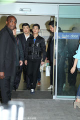 组图：金秀贤抵港现身 500粉丝抬烤乳猪接机