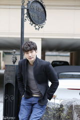 组图：金钟勋春末简约风格街拍秀潮男气质