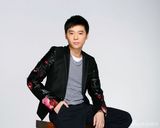 组图：林继东拍时尚写真黑色衬衣山楂花造型