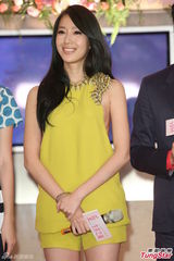 组图：隋棠《爱的生存之道》发布会热裤秀美腿