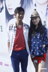 组图：《爱情面前谁怕谁》探班 霍思燕变可爱土著