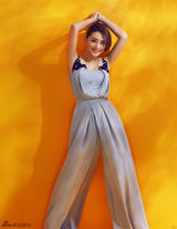 组图：应采儿产后首拍大片 斑驳光影显迷人气质