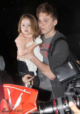 组图：小贝长子抱七公主出镜 温馨有爱羡煞网友