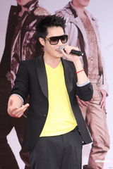 组图：周汤豪长针眼戴墨镜遮丑 公布择偶条件