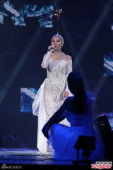 组图：丁当开唱险出事故 与徐佳莹女女亲吻