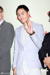 幻灯图集：阮经天艳福不浅 与三位名模一同代言