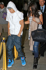 组图：赛琳娜-戈麦斯和比伯现身机场