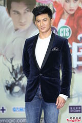 组图：吴奇隆马苏为新戏宣传粉丝热情接机