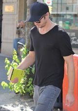 组图：“吸血鬼”亚历山大随性打扮 掐书散步