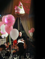 组图:文章携女儿赴满月酒 马伊琍大肚饭量猛增