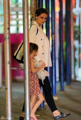 组图：凯蒂带女儿就餐 小苏瑞变乖乖女