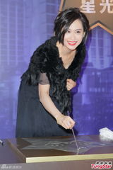 组图：朱茵产后首现身剪彩 曝女儿改名黄莺