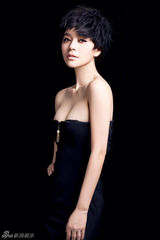 组图：美女主播嘉妮俏丽变身 干练短发难掩魅惑