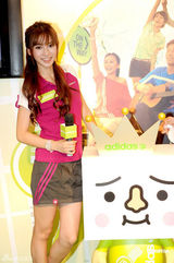 高清图：Angelababy和周柏豪联袂代言运动品牌