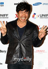 组图：秀爱李敏贞默契着黑礼服出席韩国大学电影节