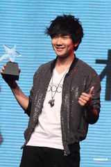 组图：林俊杰获票选人气男艺人 谢谢周杰伦相挺