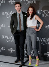 组图：克里斯汀-斯图尔特中性装扮亮相潮鞋抢眼