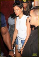 组图：蕾哈娜无袖衫配热裤娇艳现身