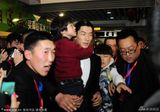 组图：张亮带子太原捞金 上千粉丝围堵挤爆现场